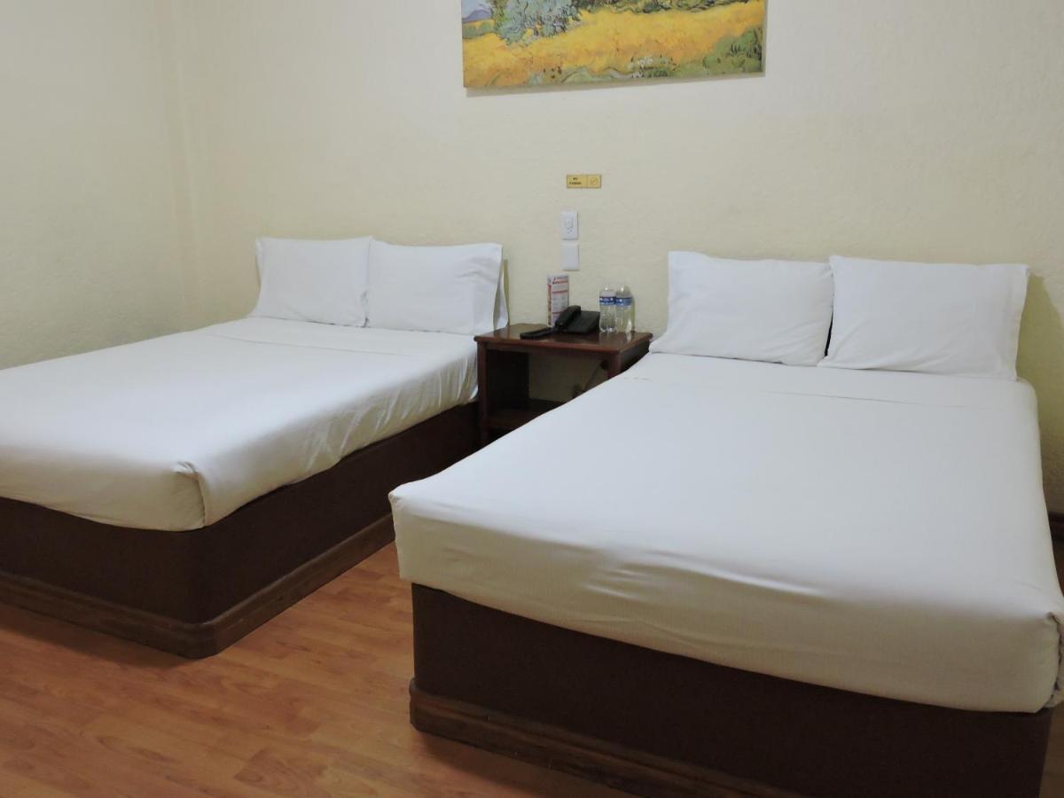 Hotel Capri De Leon Mexico Екстер'єр фото
