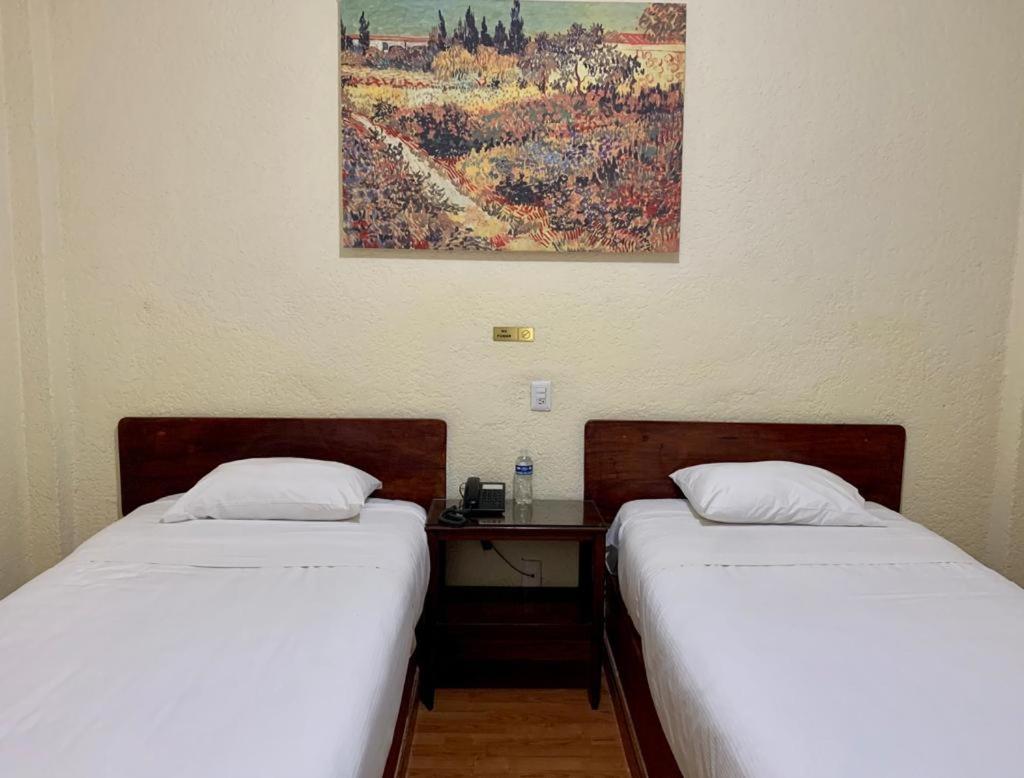 Hotel Capri De Leon Mexico Екстер'єр фото