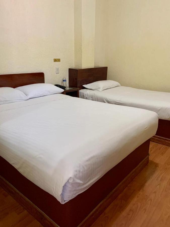 Hotel Capri De Leon Mexico Екстер'єр фото