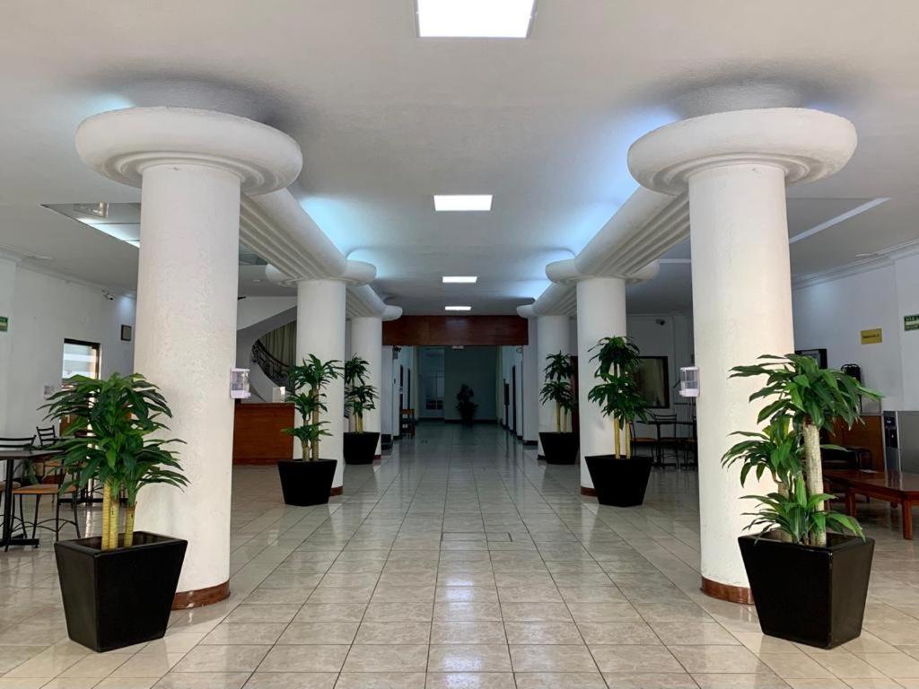 Hotel Capri De Leon Mexico Екстер'єр фото
