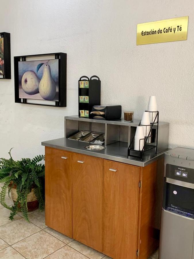 Hotel Capri De Leon Mexico Екстер'єр фото
